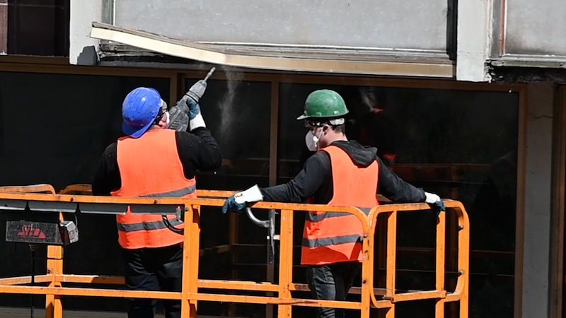 Karcinogenní azbest v ovzduší stále hrozí Praze 1